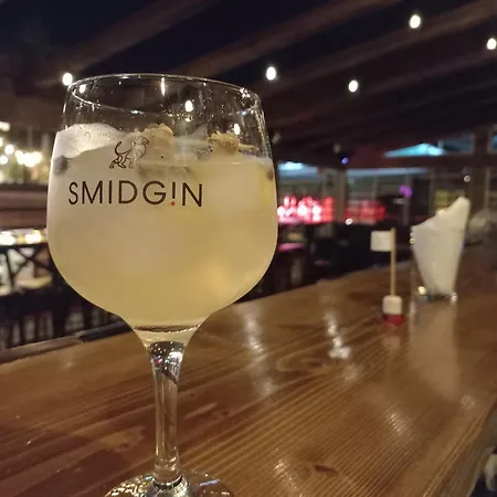 Κάμπινγκ First Gin Bar